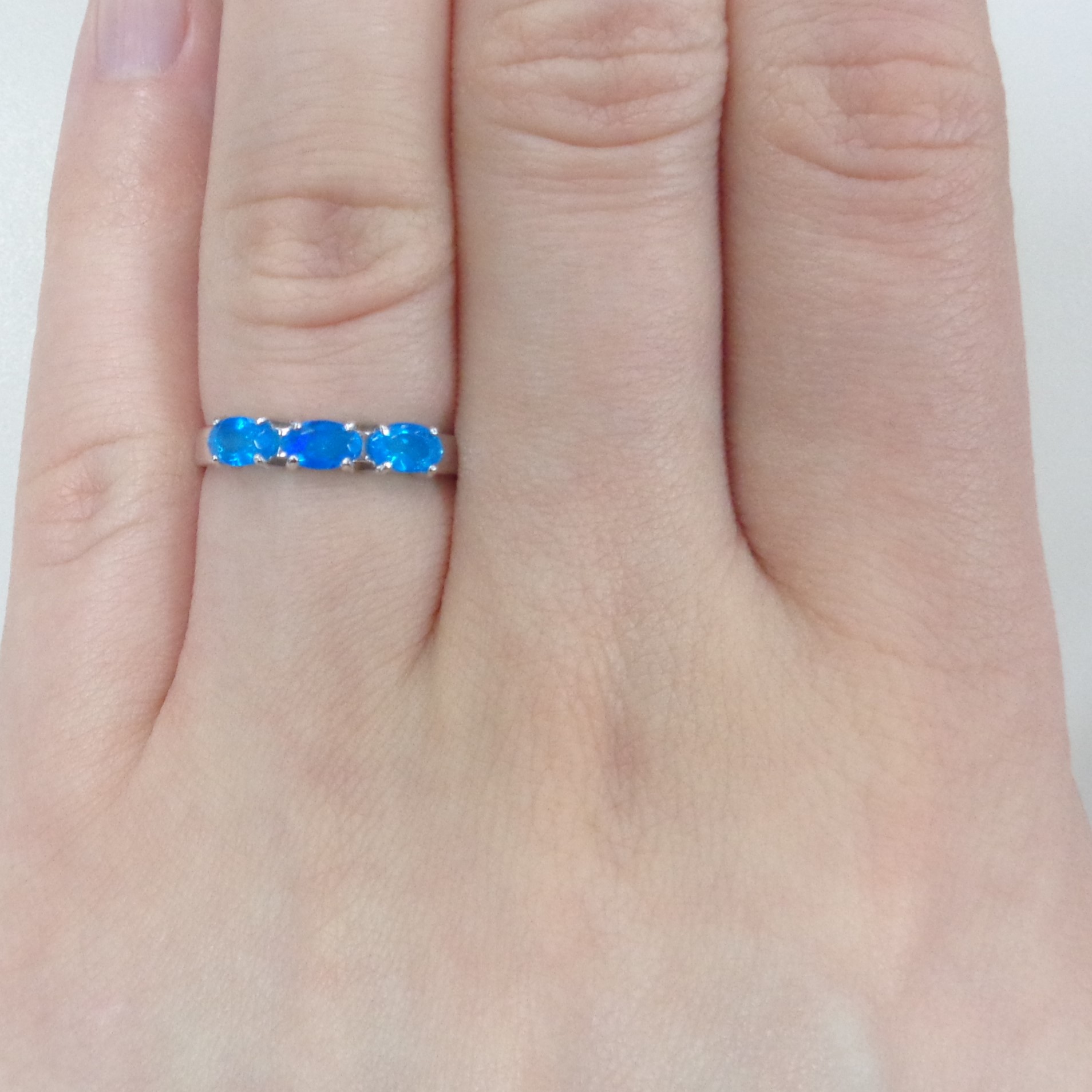 Серебряное кольцо с голубыми опалами